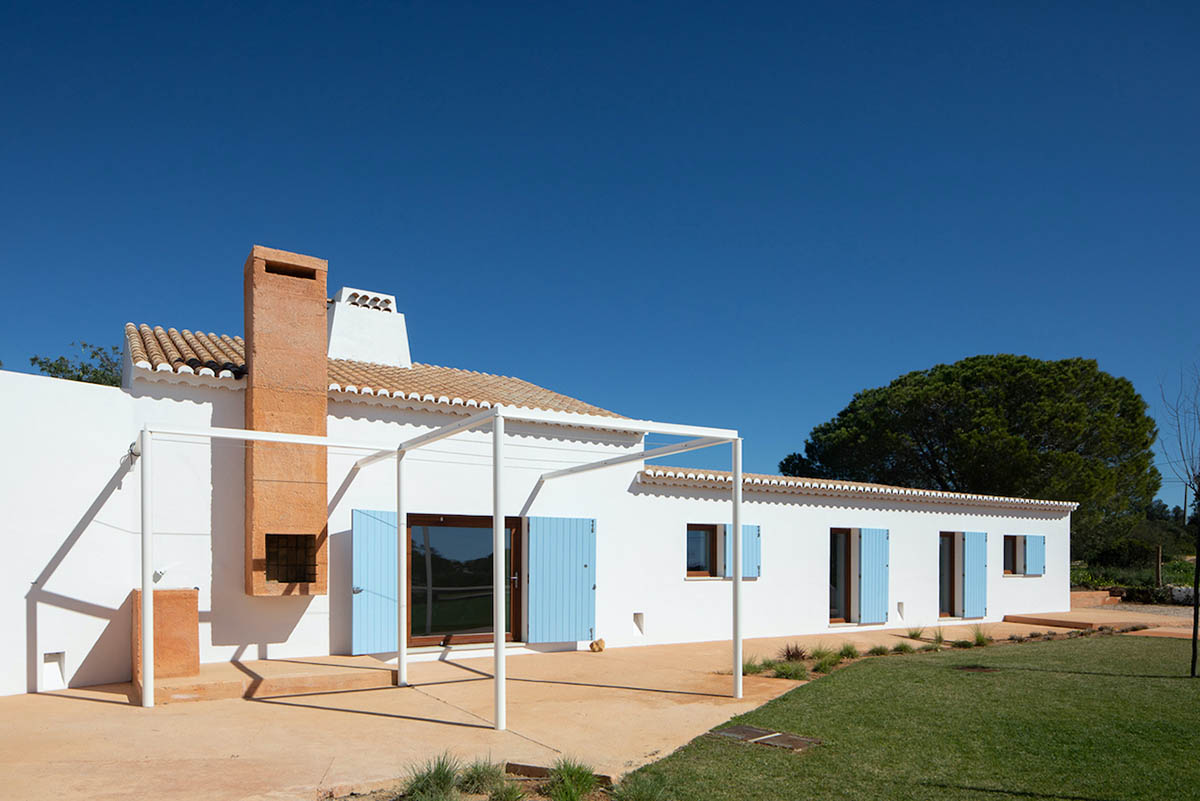 At Casa do Loureiro, Studio Orgânica Arquitectura Seamlessly Merges Land And Sky
