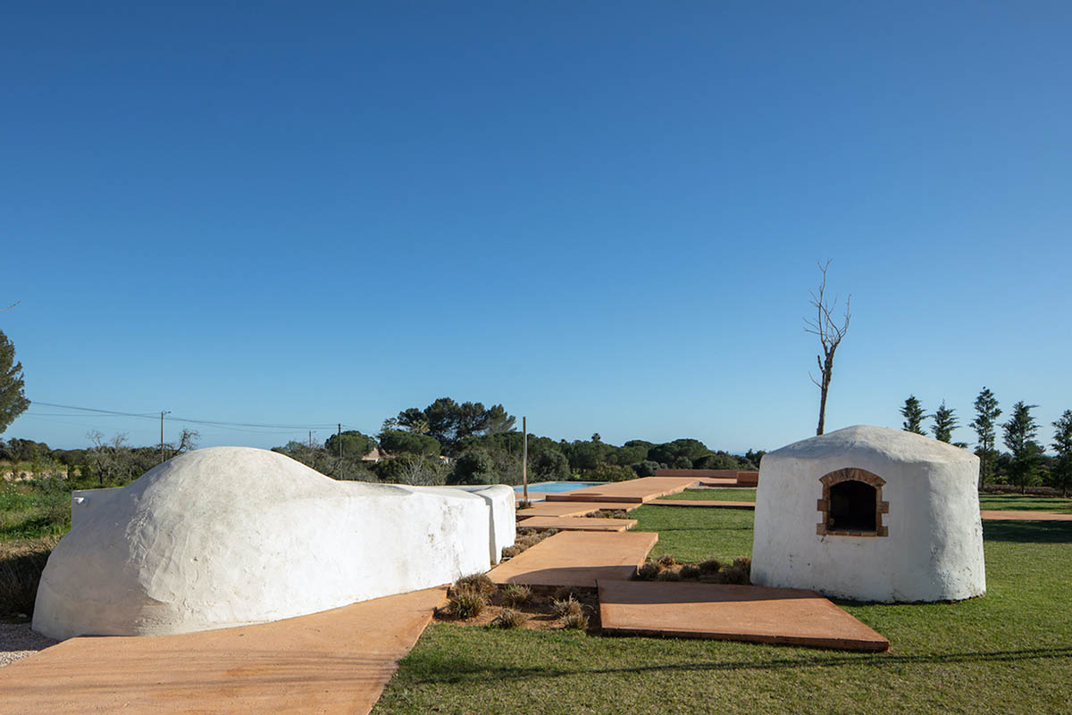 At Casa do Loureiro, Studio Orgânica Arquitectura Seamlessly Merges Land And Sky