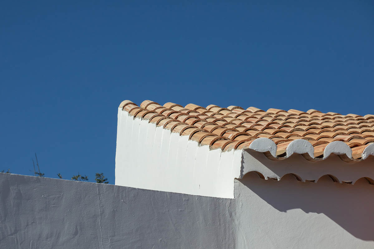 At Casa do Loureiro, Studio Orgânica Arquitectura Seamlessly Merges Land And Sky