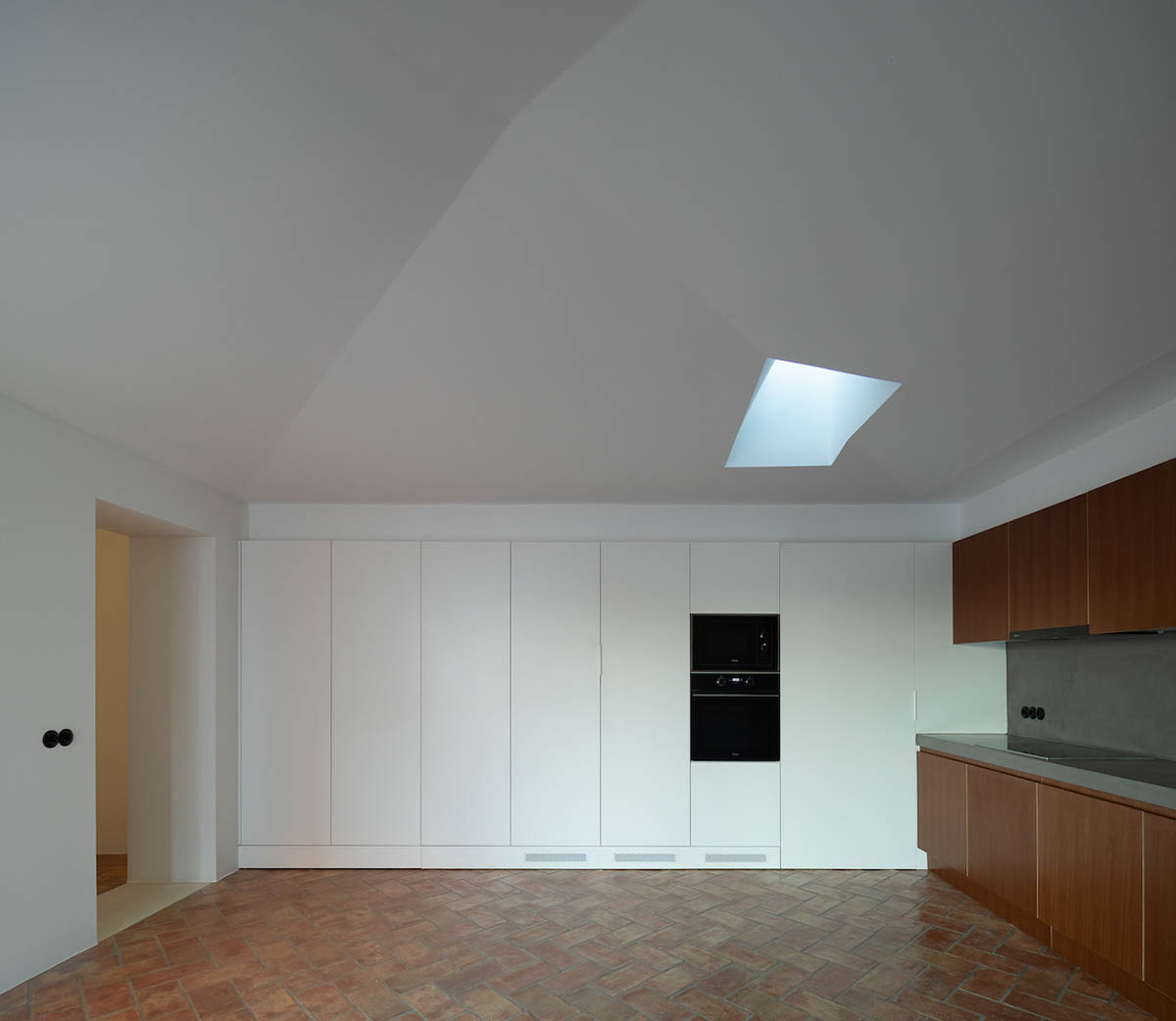 At Casa do Loureiro, Studio Orgânica Arquitectura Seamlessly Merges Land And Sky