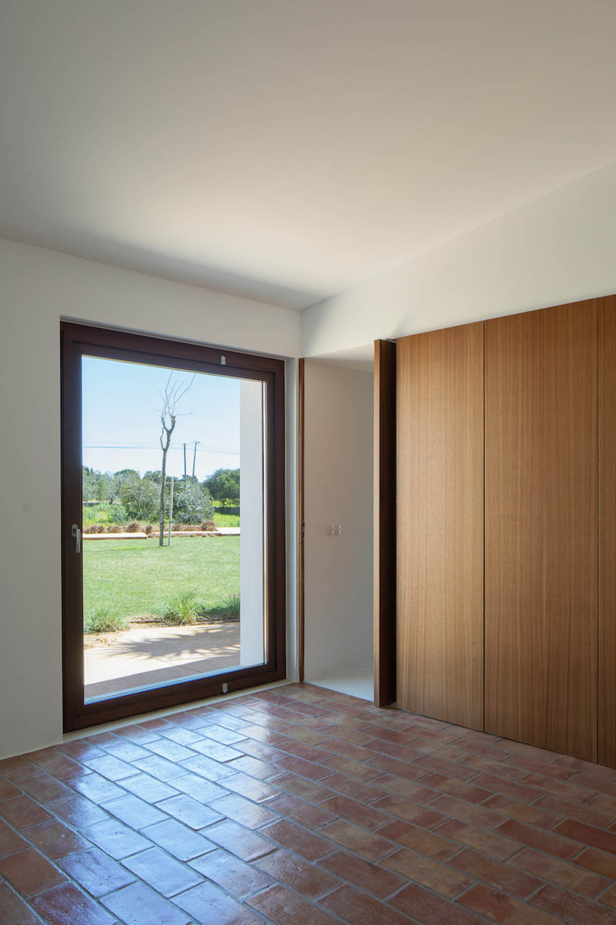 At Casa do Loureiro, Studio Orgânica Arquitectura Seamlessly Merges Land And Sky