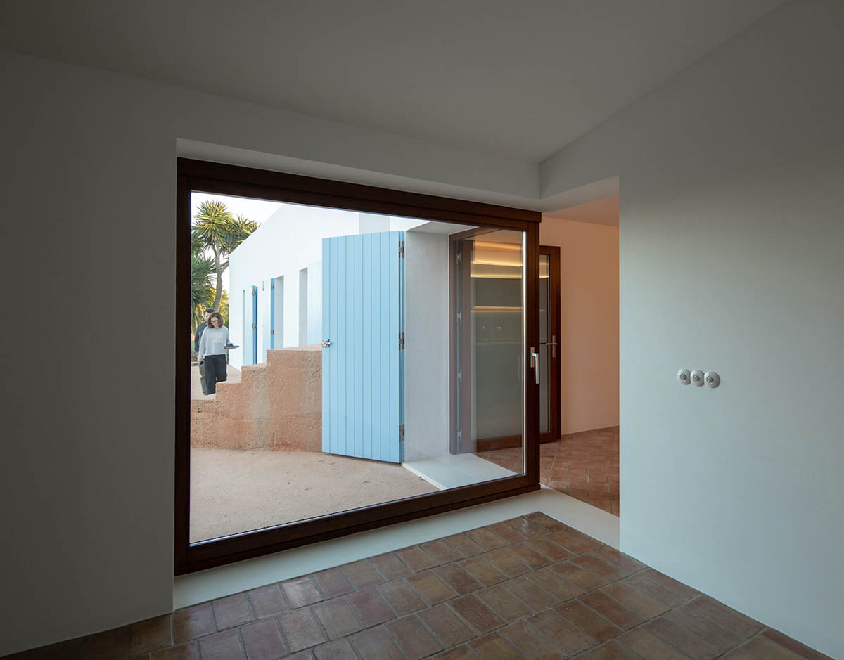 At Casa do Loureiro, Studio Orgânica Arquitectura Seamlessly Merges Land And Sky