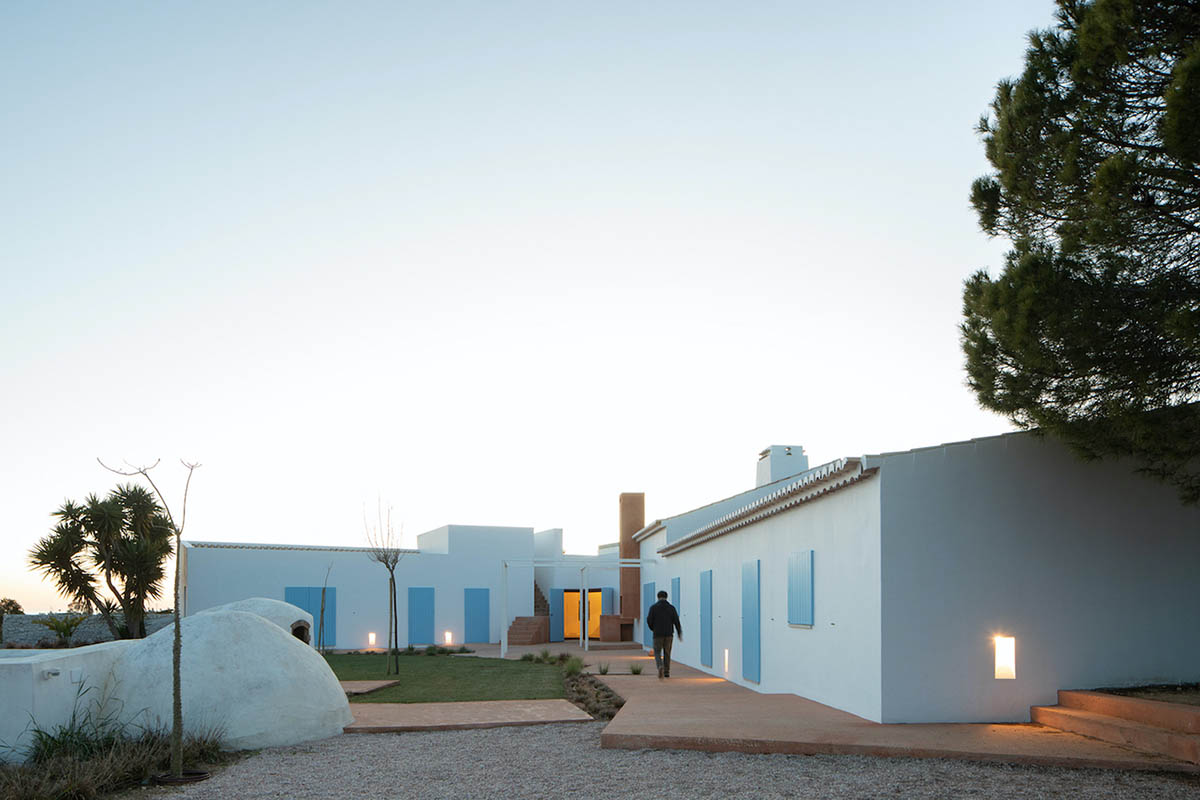 At Casa do Loureiro, Studio Orgânica Arquitectura Seamlessly Merges Land And Sky