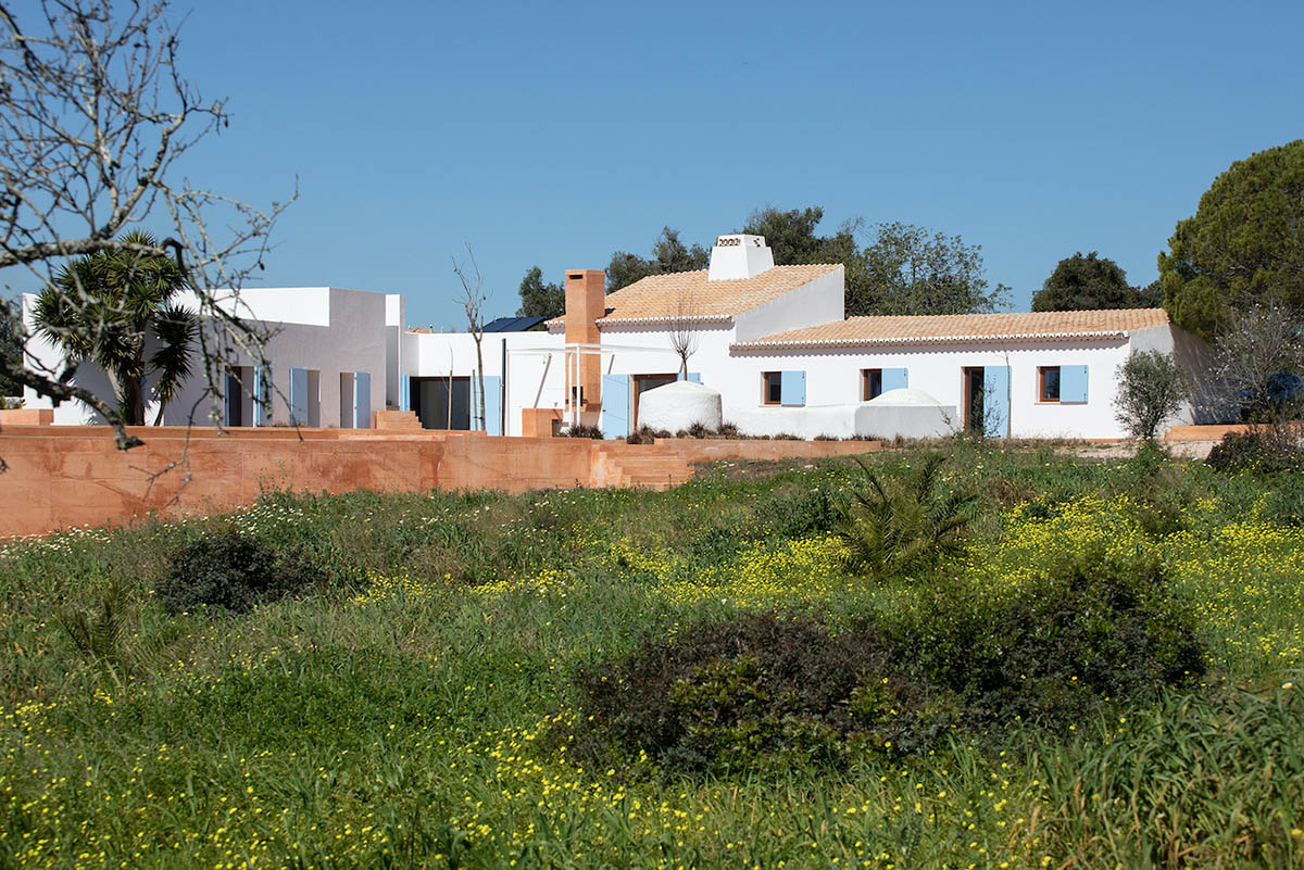 At Casa do Loureiro, Studio Orgânica Arquitectura Seamlessly Merges Land And Sky