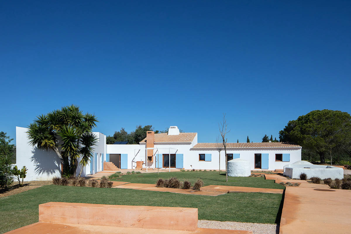 At Casa do Loureiro, Studio Orgânica Arquitectura Seamlessly Merges Land And Sky