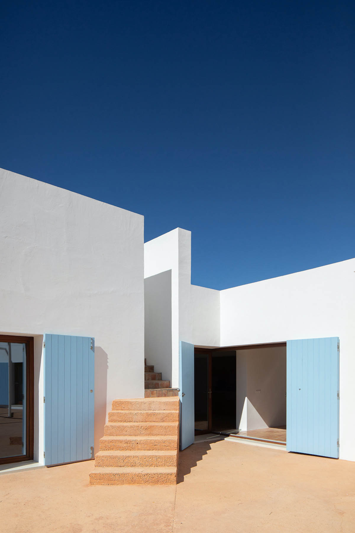 At Casa do Loureiro, Studio Orgânica Arquitectura Seamlessly Merges Land And Sky
