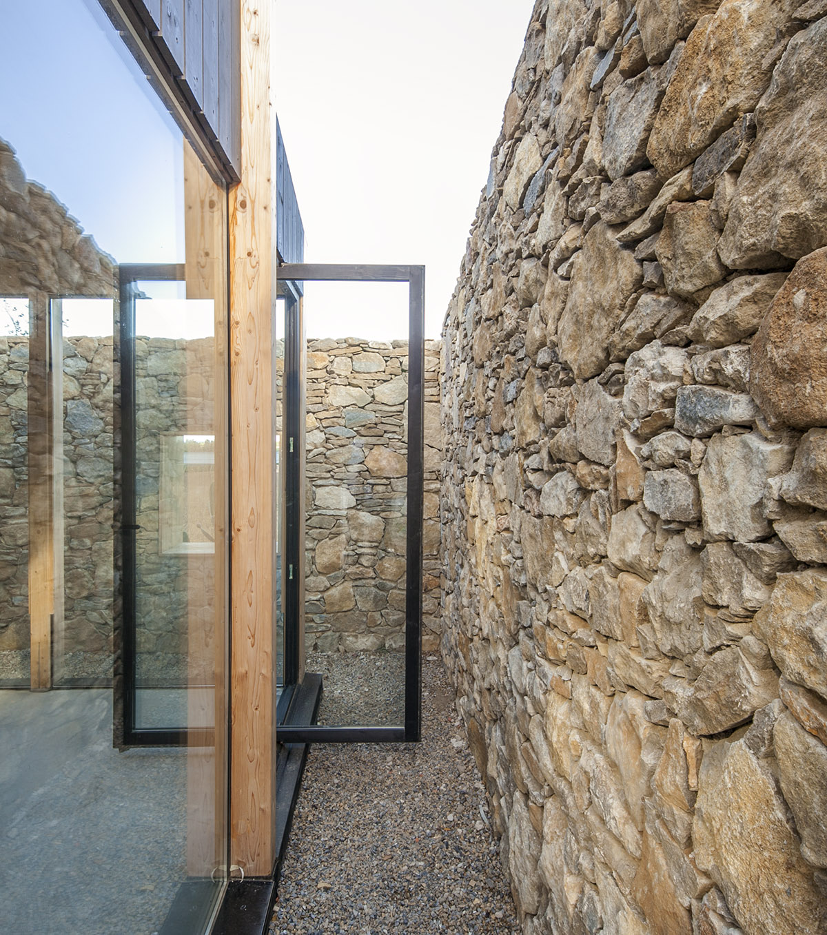 Agora Arquitectura скрывает этот небольшой дом для выходных за старой каменной стеной в Испании. 