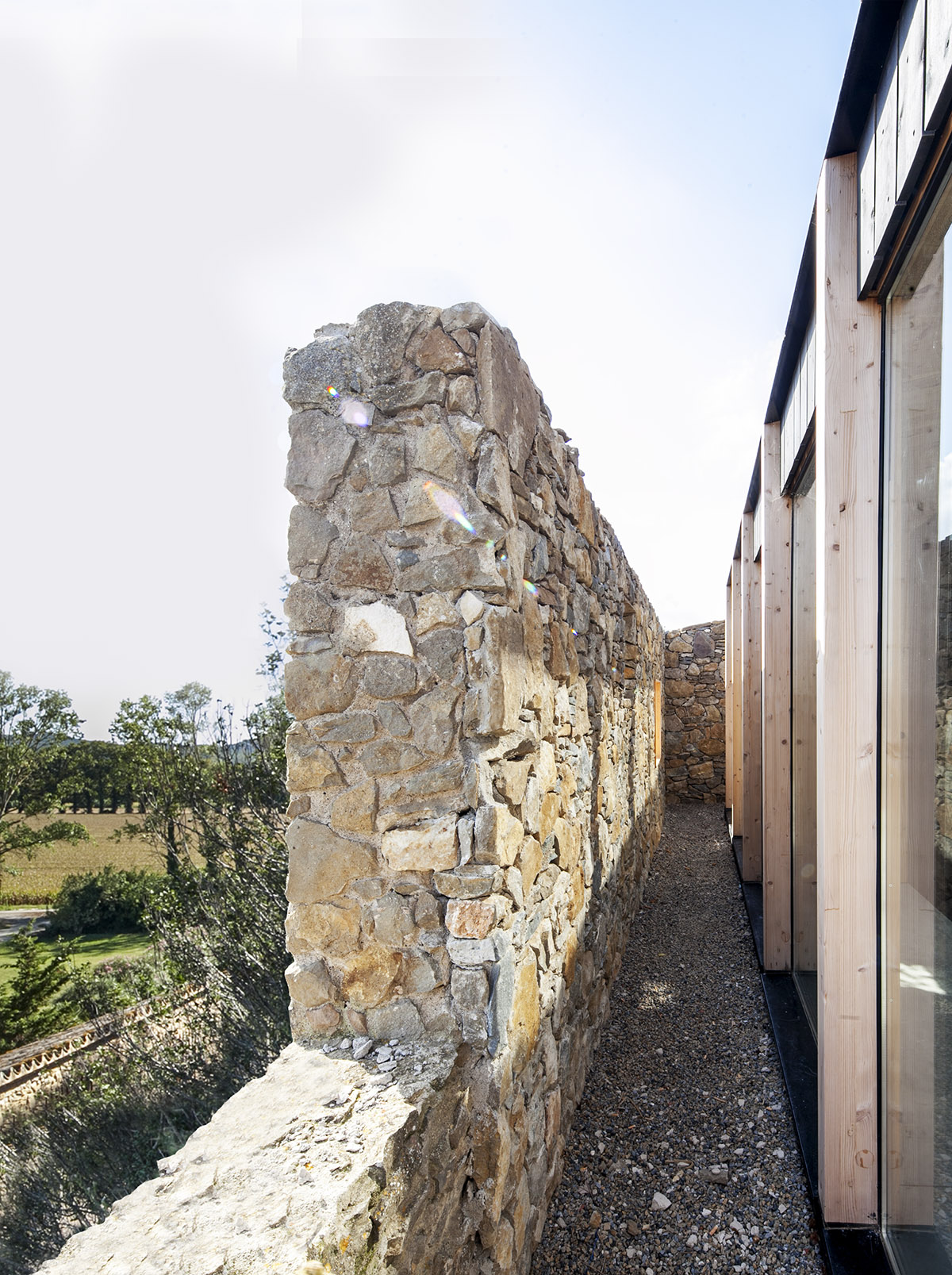 Agora Arquitectura скрывает этот небольшой дом для выходных за старой каменной стеной в Испании. 