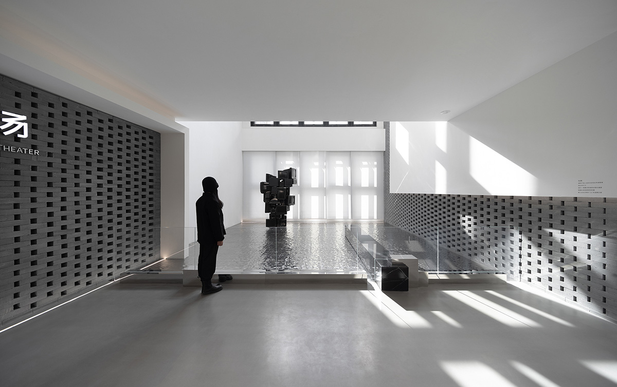 Giant free-form structure gives the feeling of 