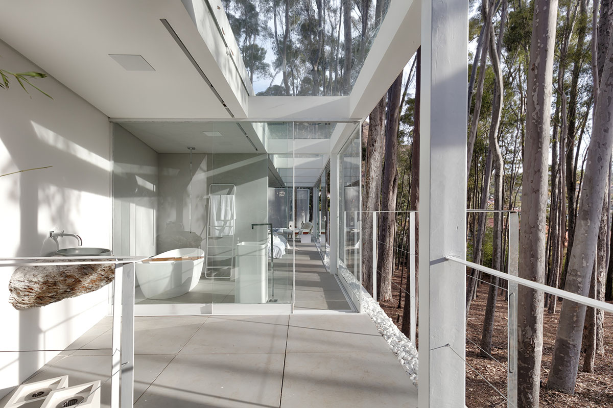 Piacesi Arquitetos Associados suspends refuge cabin with light and curved structures within a forest