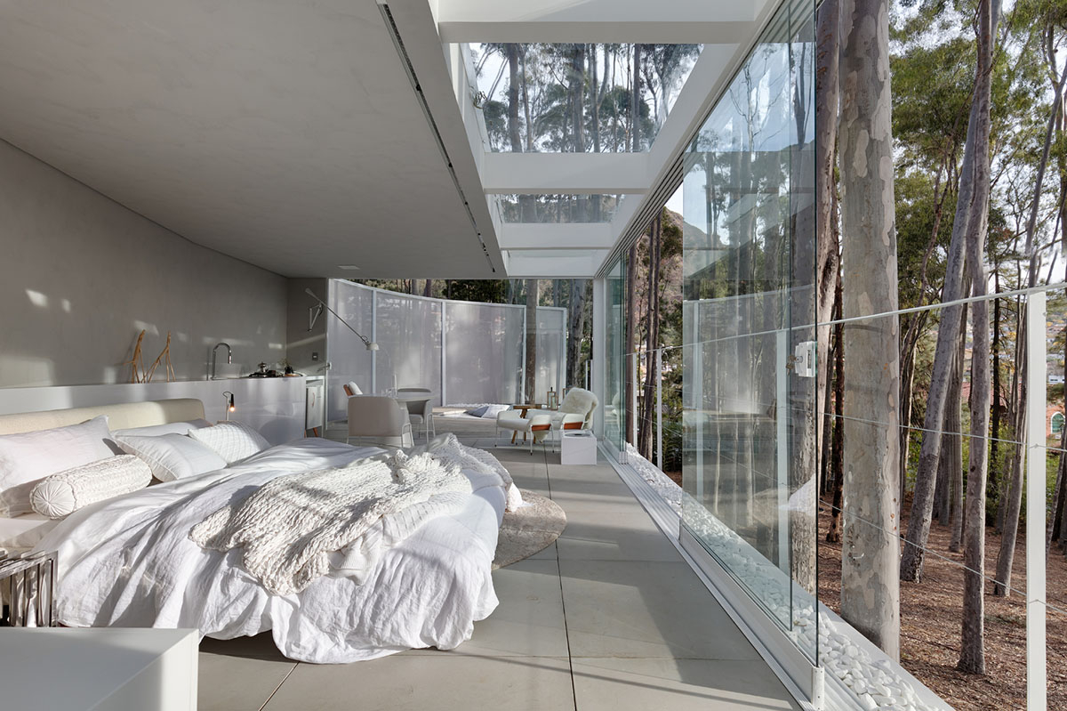 Piacesi Arquitetos Associados suspends refuge cabin with light and curved structures within a forest