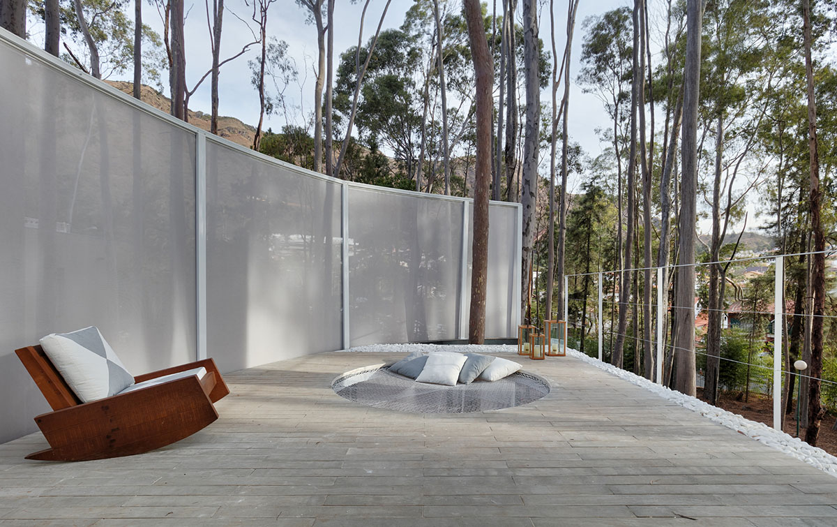 Piacesi Arquitetos Associados suspends refuge cabin with light and curved structures within a forest