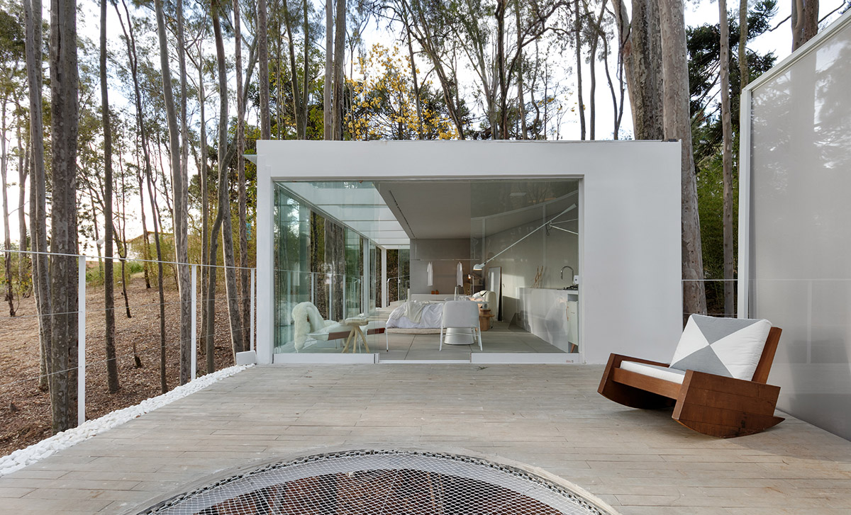 Piacesi Arquitetos Associados suspends refuge cabin with light and curved structures within a forest
