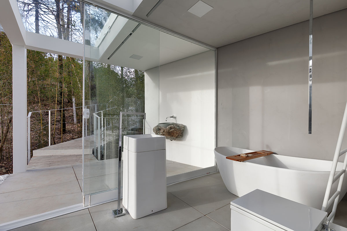 Piacesi Arquitetos Associados suspends refuge cabin with light and curved structures within a forest