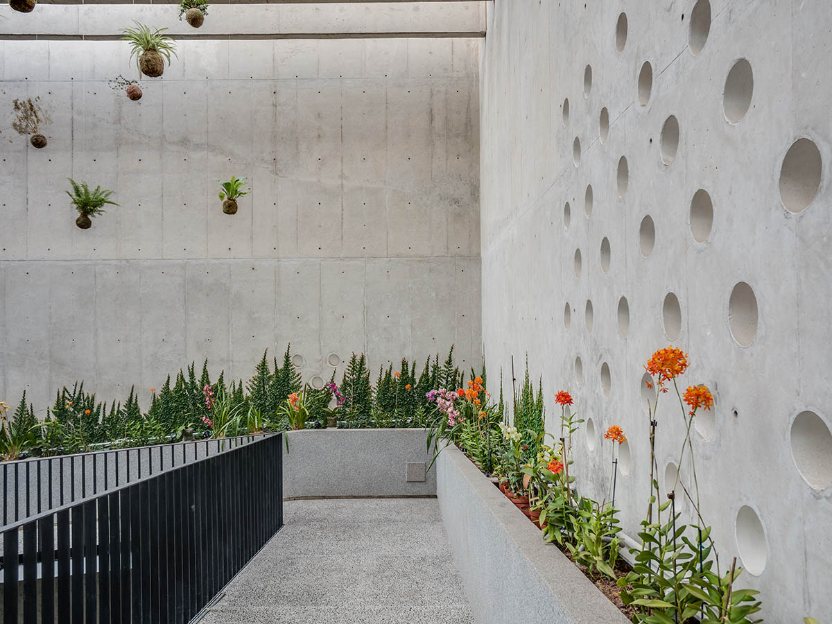 Nómena Arquitectos completes retail and exhibition space with perforated façade in Peru