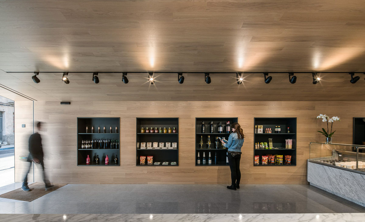 Pablo Muñoz Payá Arquitectos completes small food shop with green elements in Spain