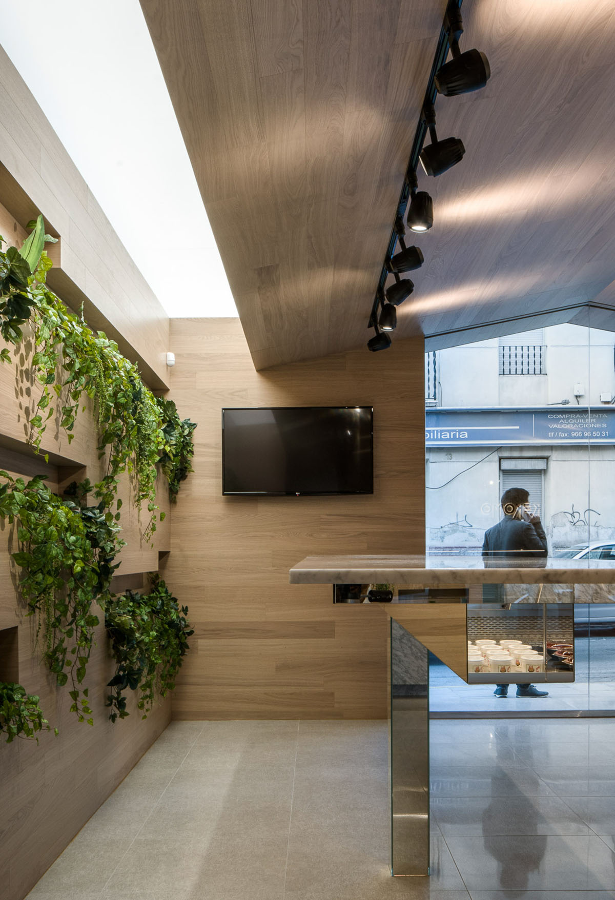 Pablo Muñoz Payá Arquitectos completes small food shop with green elements in Spain