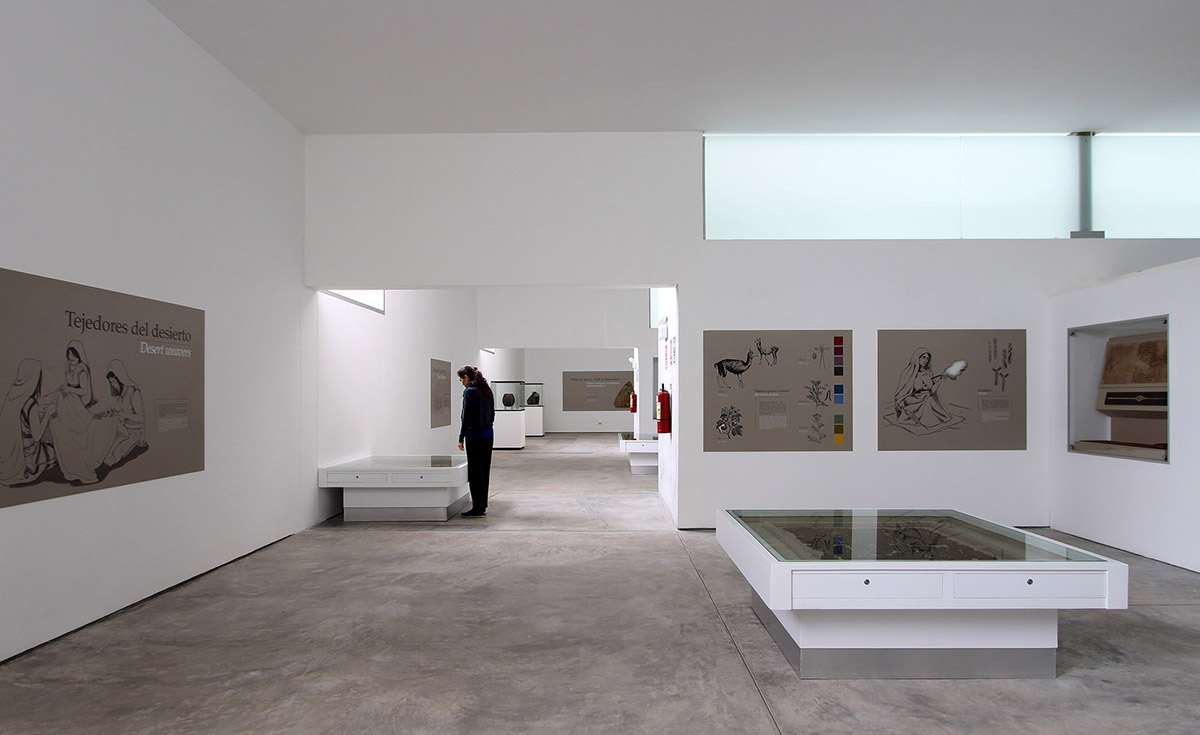 Barclay & Crousse delicately replaces old museum with red-pigmented volumes on Peruvian desert