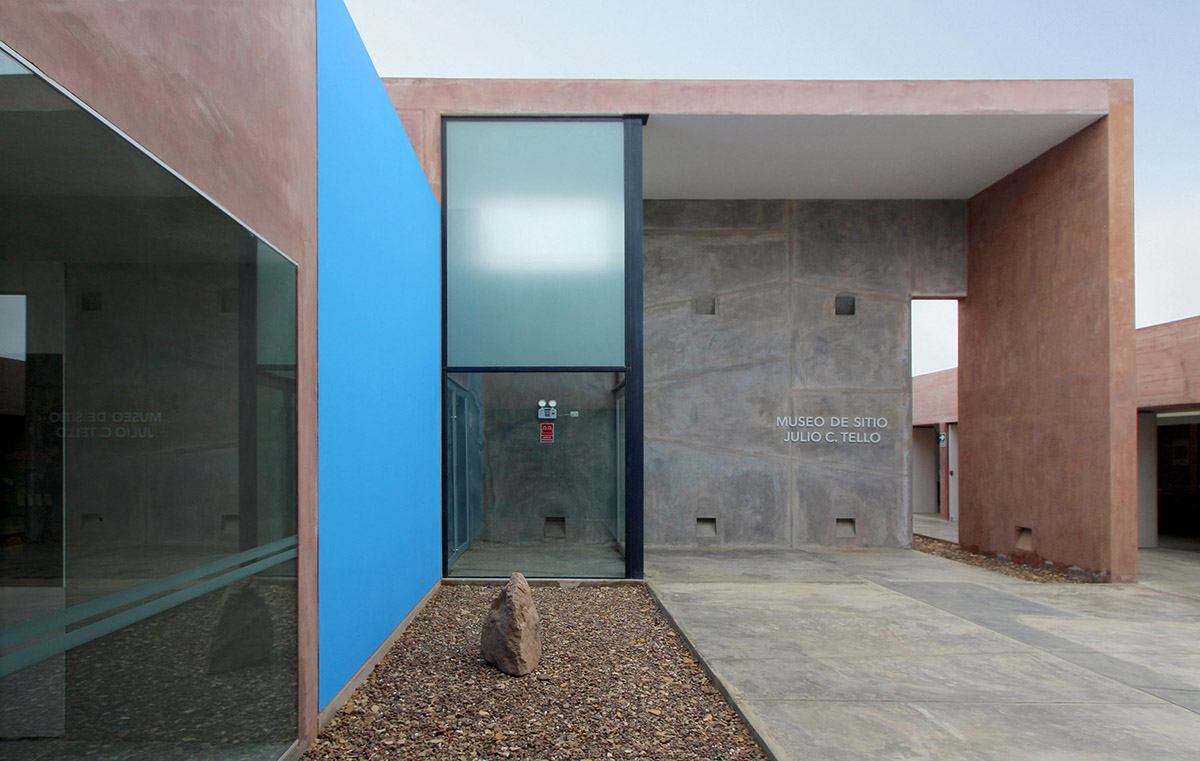 Barclay & Crousse delicately replaces old museum with red-pigmented volumes on Peruvian desert