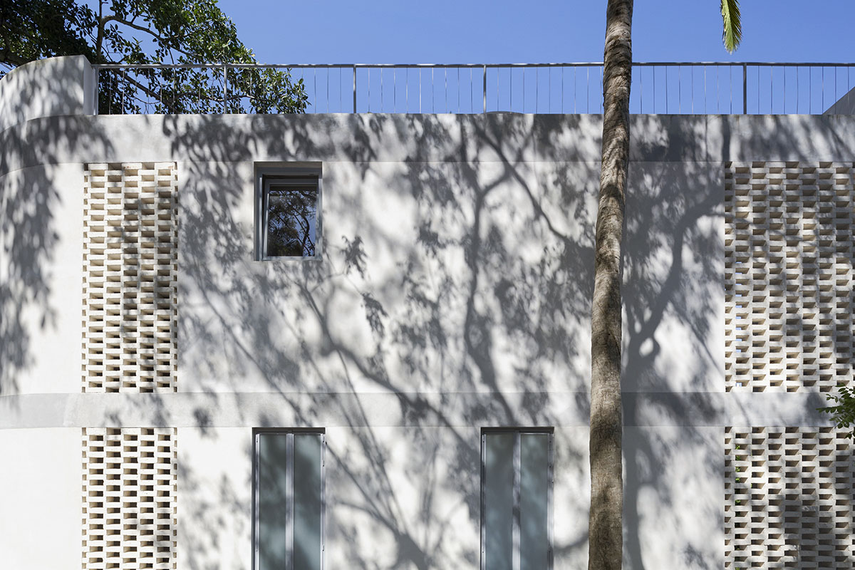 Palma designs a pair of hybrid apartments with creamy tones and light blue additions in Mexico 