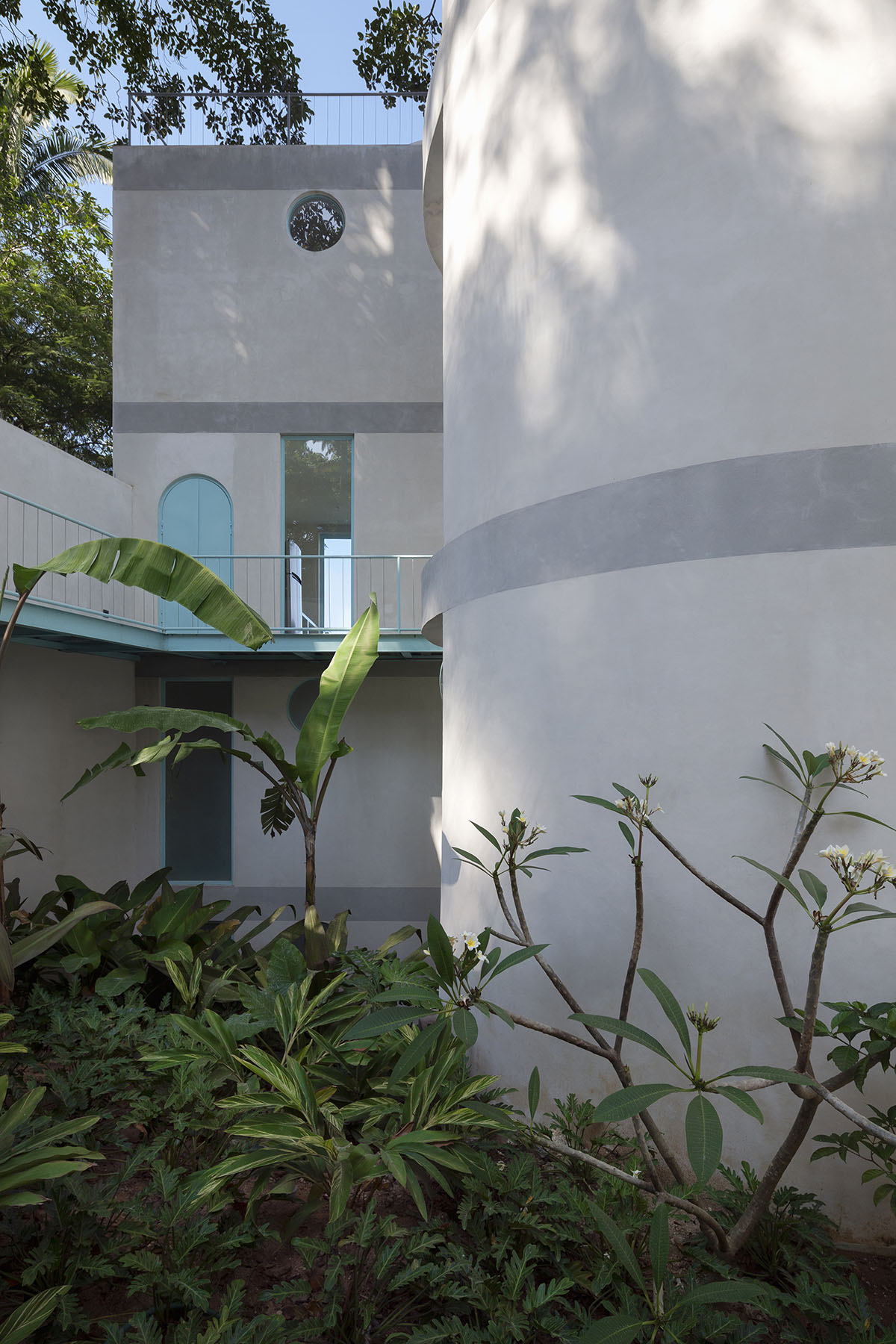 Palma designs a pair of hybrid apartments with creamy tones and light blue additions in Mexico 