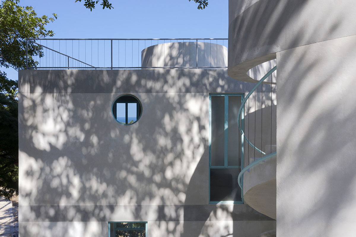 Palma designs a pair of hybrid apartments with creamy tones and light blue additions in Mexico 