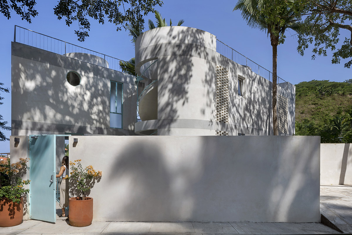 Palma designs a pair of hybrid apartments with creamy tones and light blue additions in Mexico 