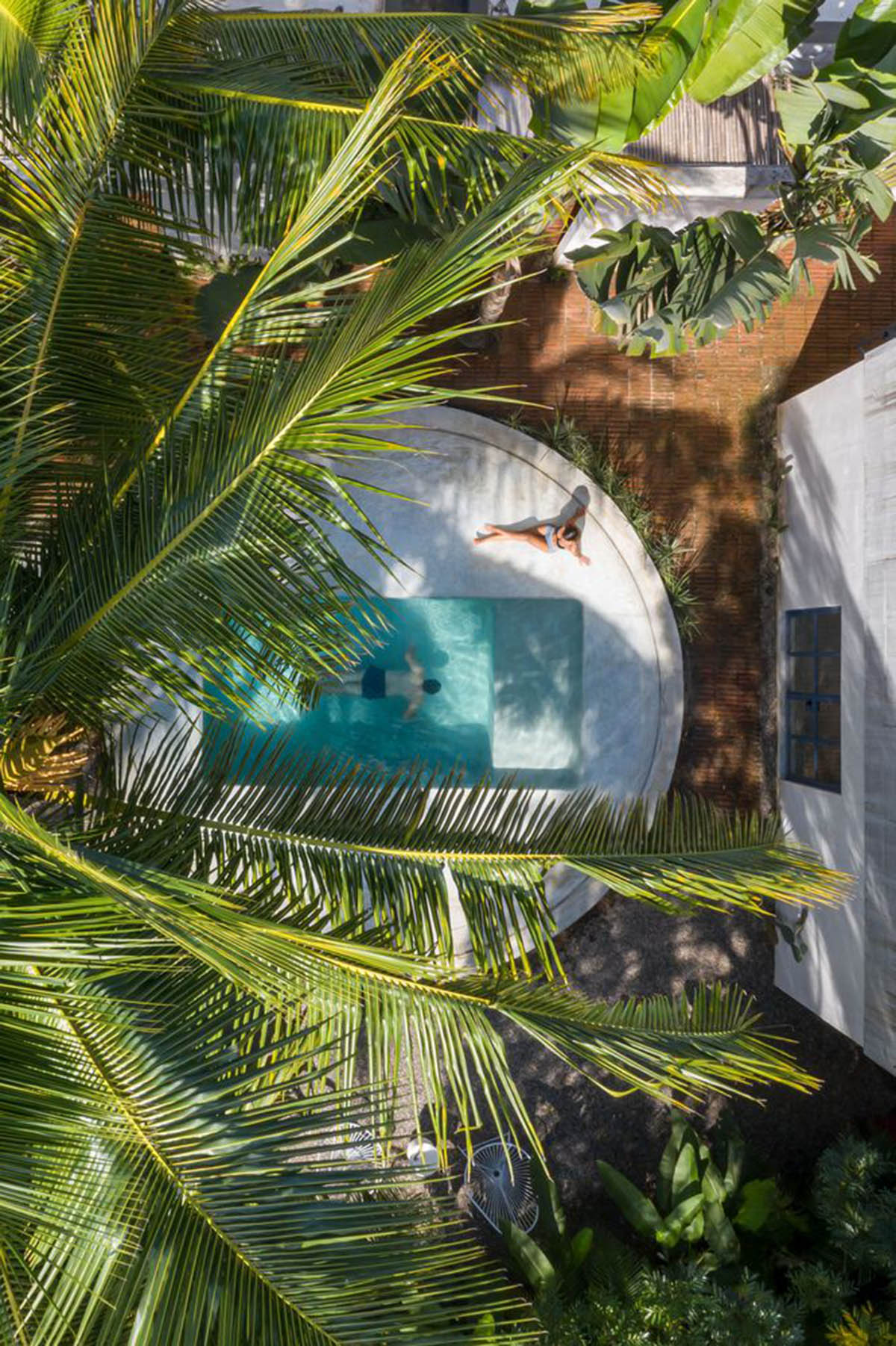 Palma designs house that makes swimming pool and courtyard the heart of the house in Mexico