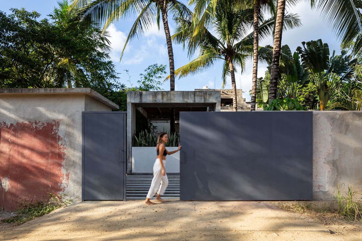 Palma designs house that makes swimming pool and courtyard the heart of the house in Mexico
