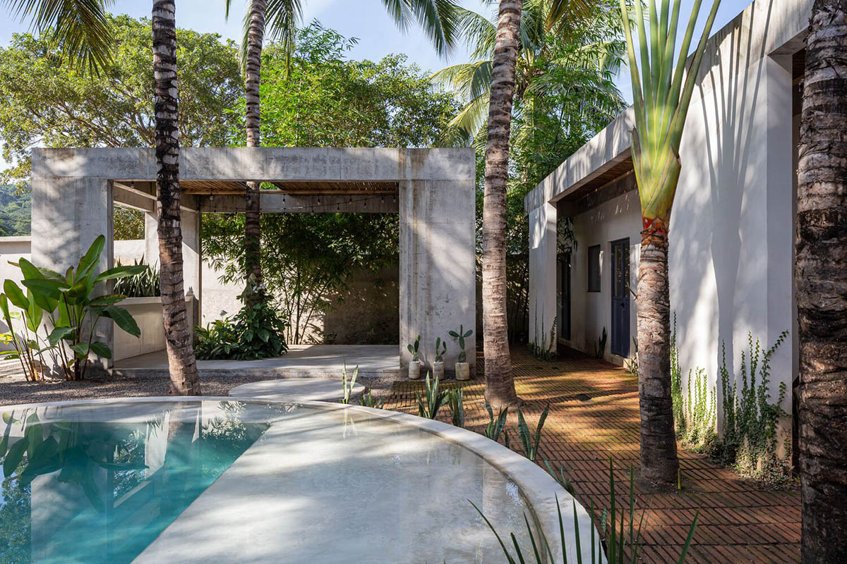 Palma designs house that makes swimming pool and courtyard the heart of the house in Mexico