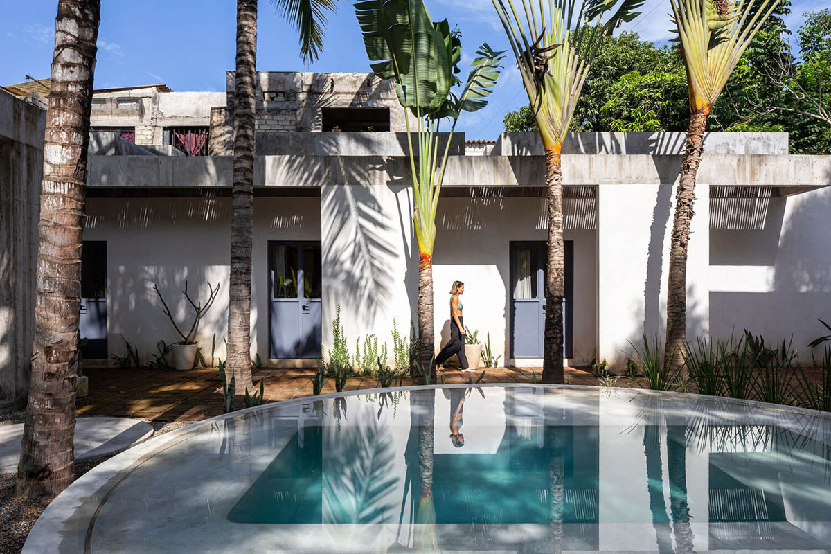 Palma designs house that makes swimming pool and courtyard the heart of the house in Mexico