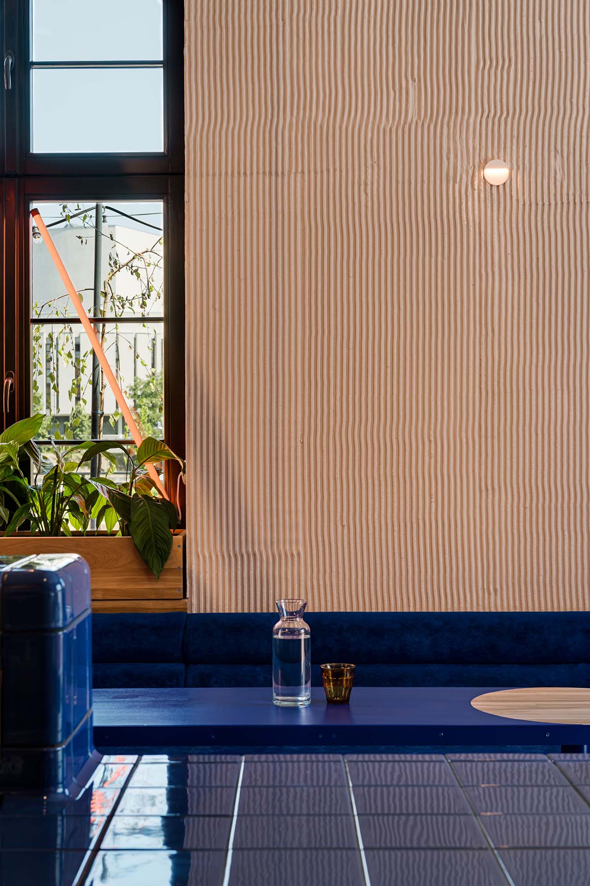 Znamy się creates club-like atmosphere in pastry shop featuring orange-tinted circular element 