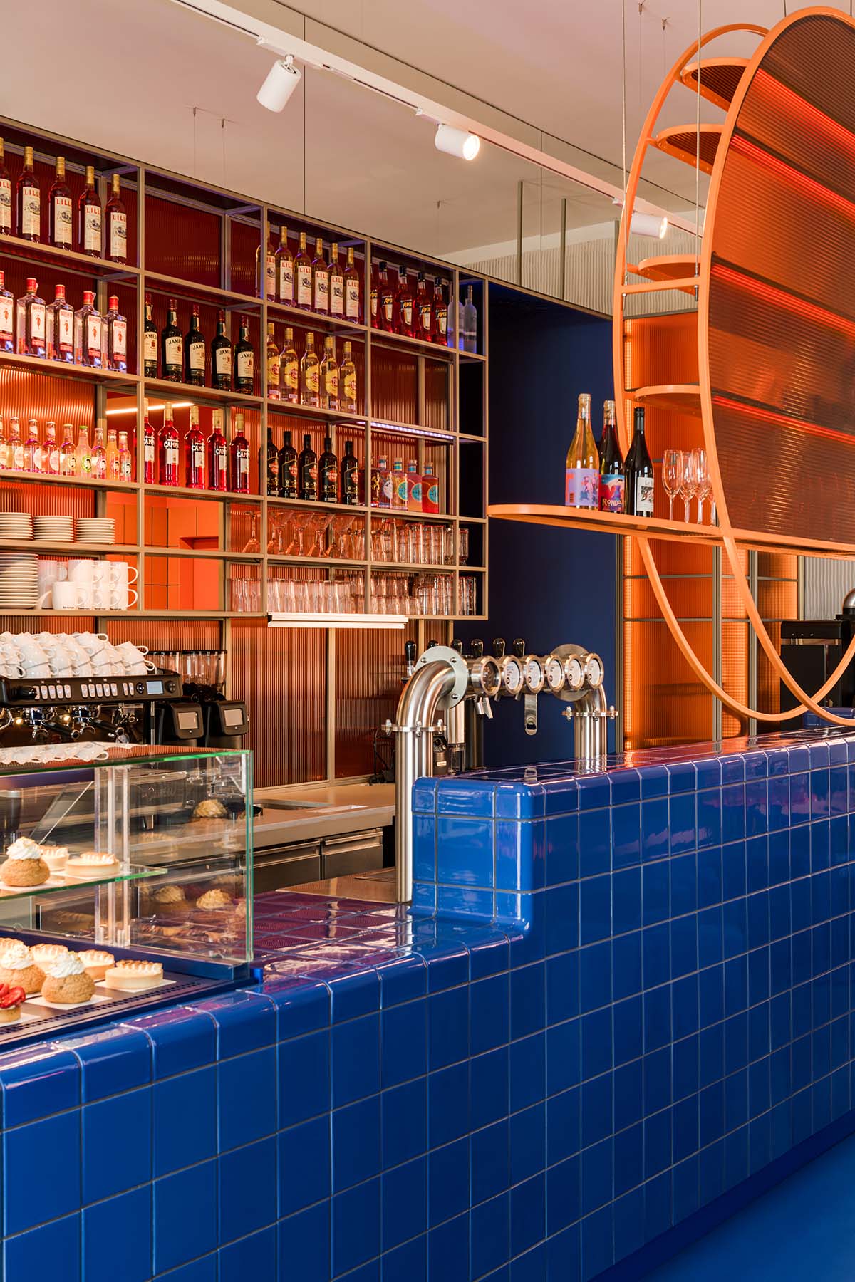 Znamy się creates club-like atmosphere in pastry shop featuring orange-tinted circular element 
