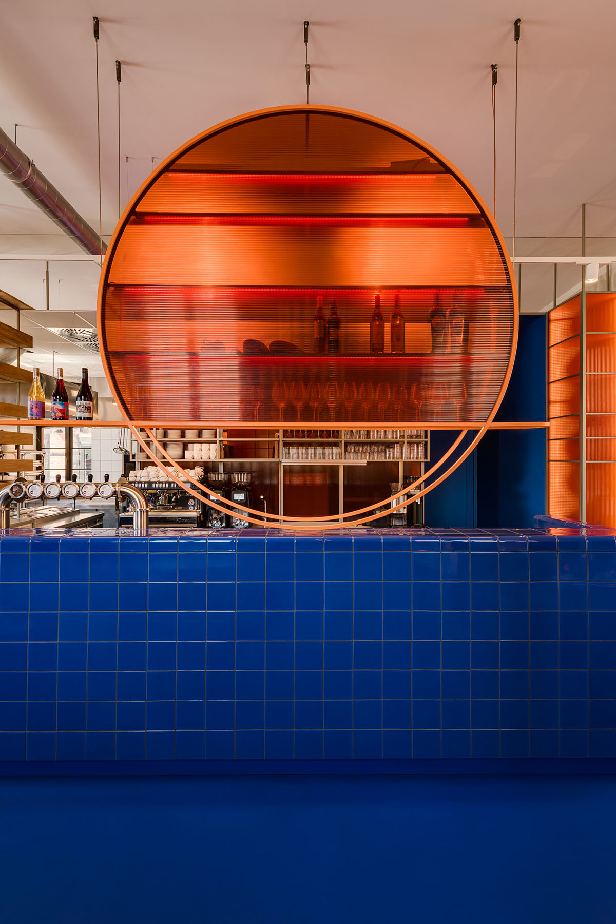 Znamy się creates club-like atmosphere in pastry shop featuring orange-tinted circular element 