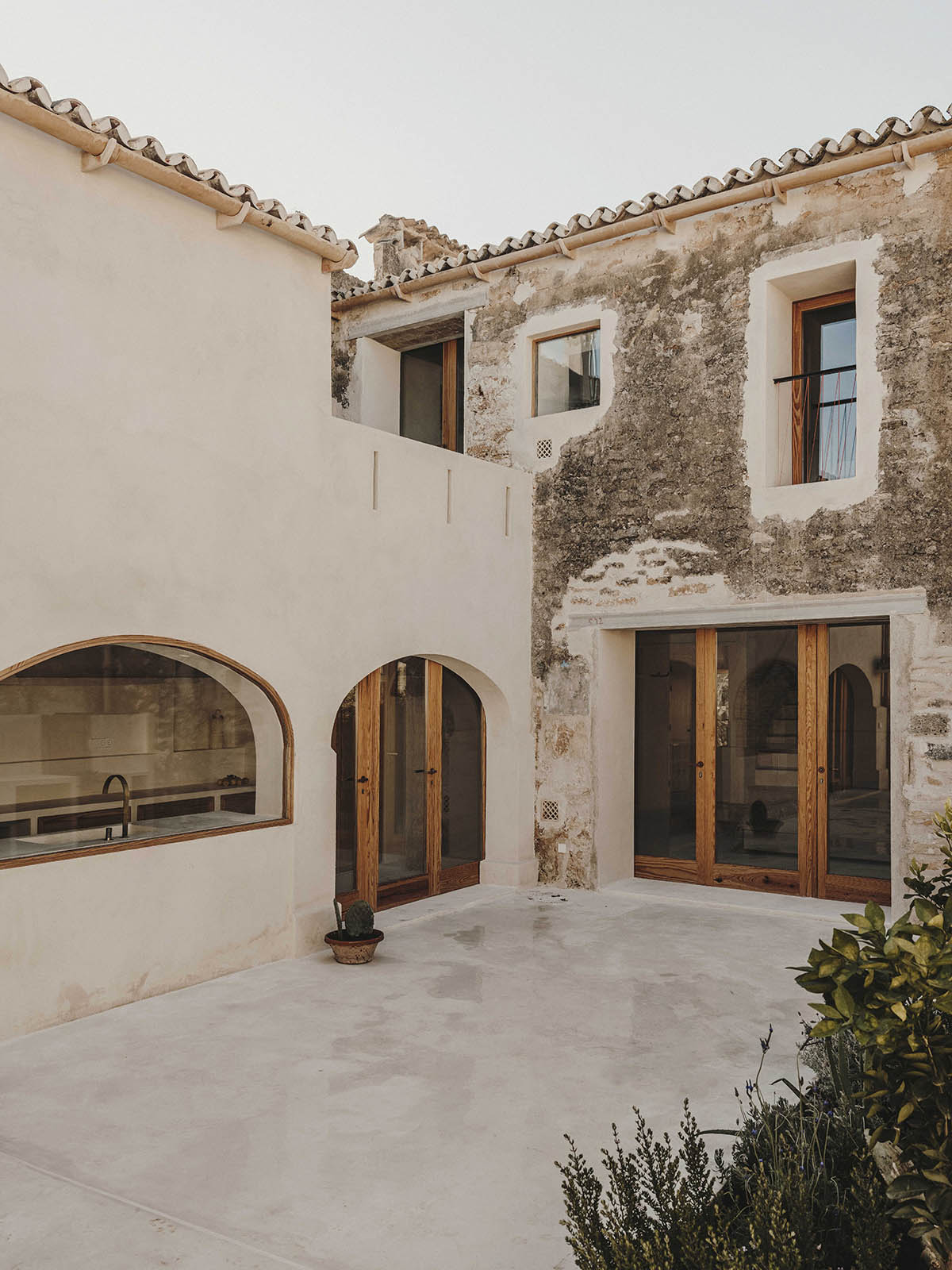 Ideo arquitectura renovates 200-year-old building with local sources and earthy tones in Spain