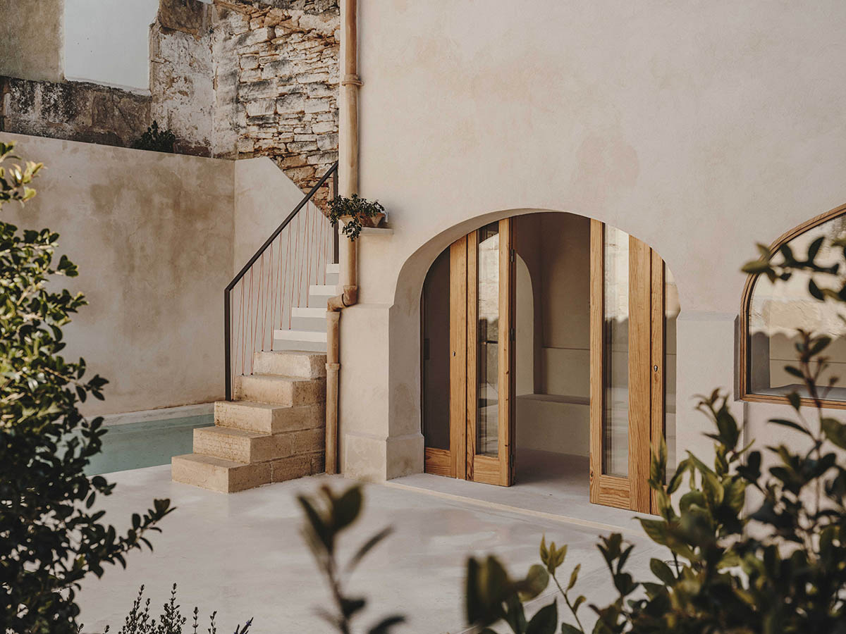 Ideo arquitectura renovates 200-year-old building with local sources and earthy tones in Spain