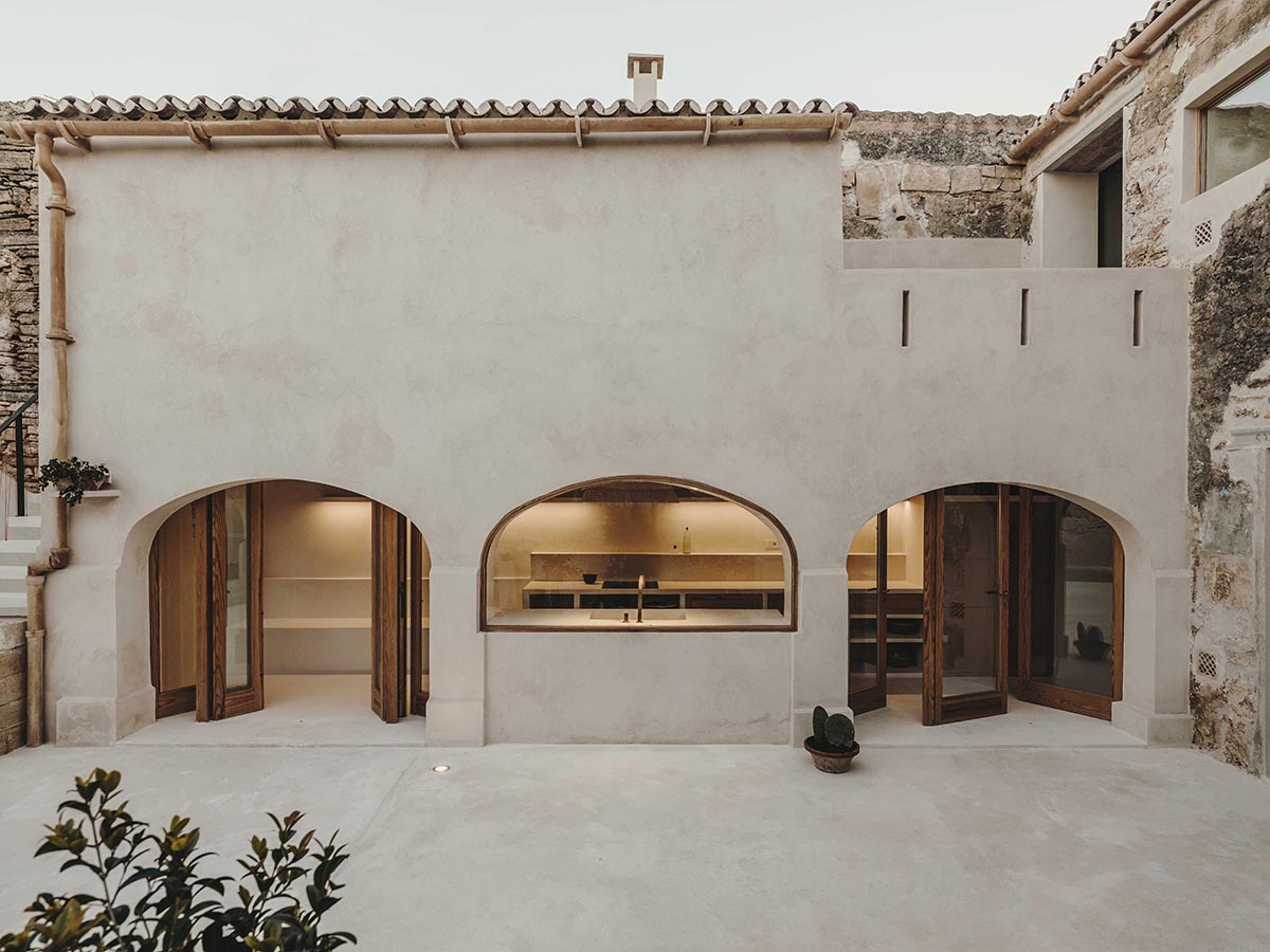 Ideo arquitectura renovates 200-year-old building with local sources and earthy tones in Spain