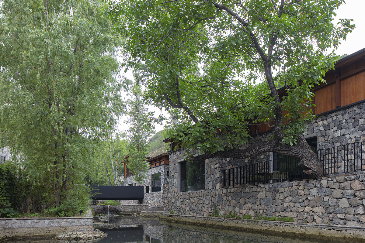 Penda China built resort with solid stones and wood structures evoking folk houses of China 