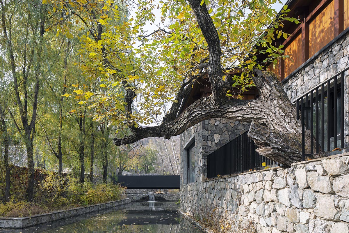 Penda China built resort with solid stones and wood structures evoking folk houses of China 