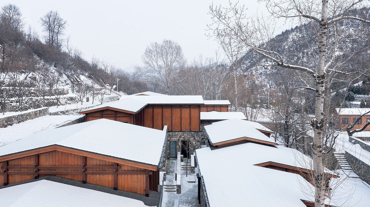 Penda China built resort with solid stones and wood structures evoking folk houses of China 