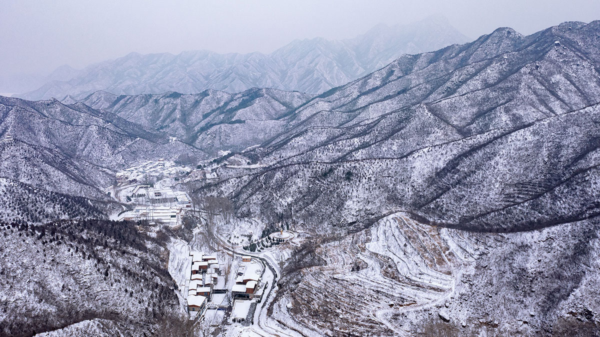 Penda China built resort with solid stones and wood structures evoking folk houses of China 