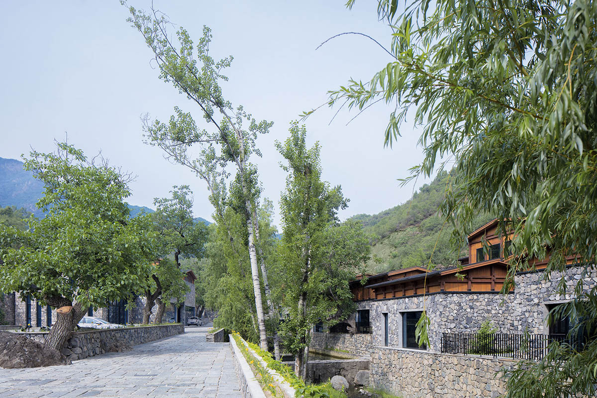 Penda China built resort with solid stones and wood structures evoking folk houses of China 
