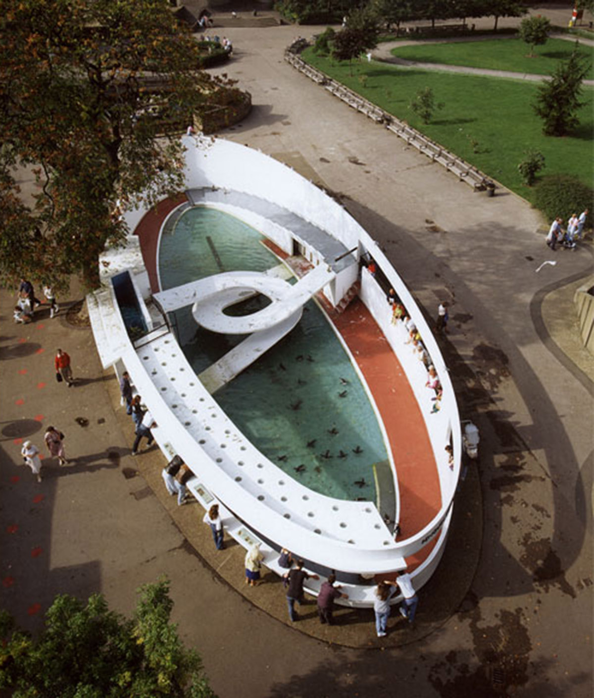 Berthold Lubetkin’s poetic Penguin Pool may be demolished at London Zoo