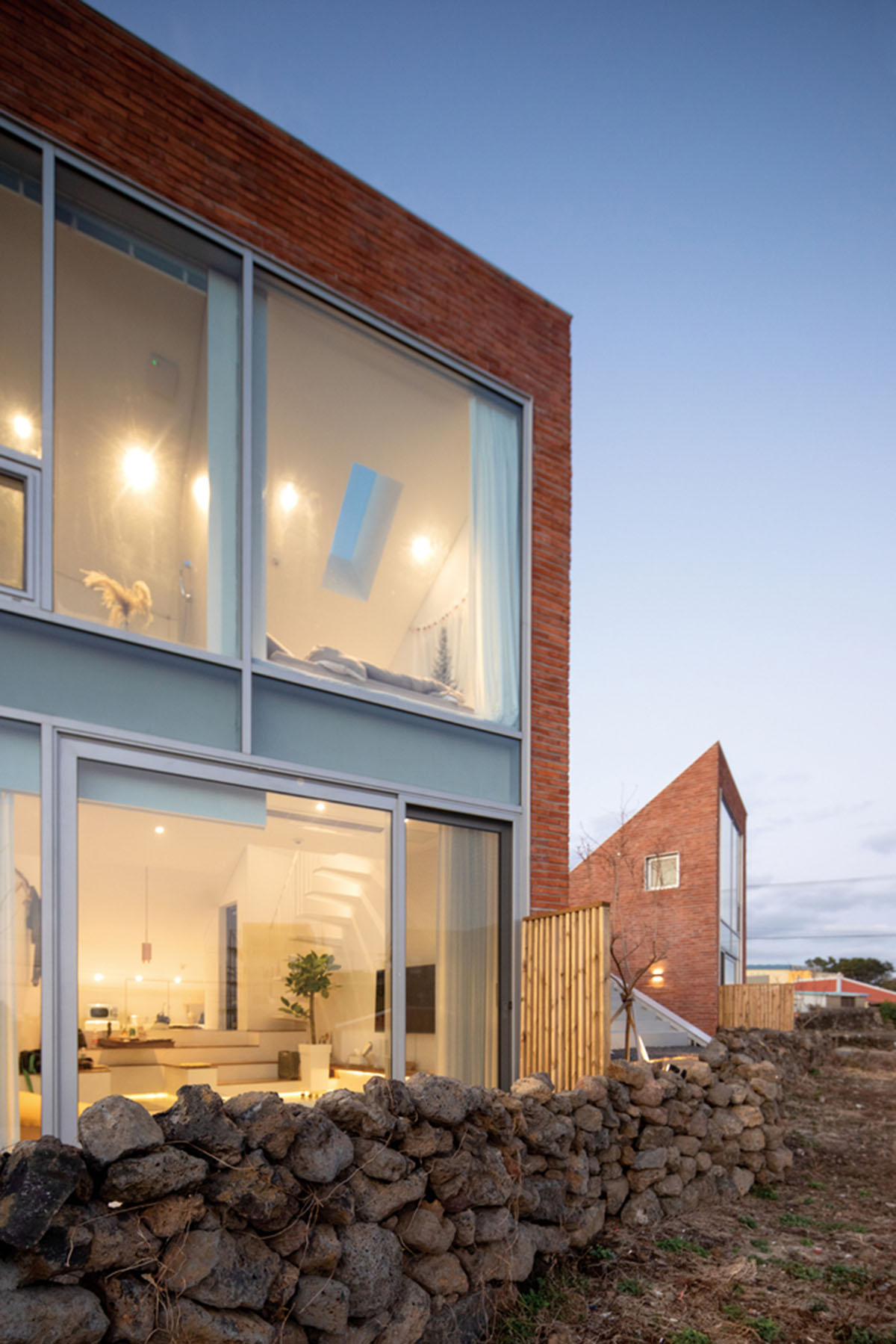 Formative Architects divides house into three volumes for additional guest house in South Korea