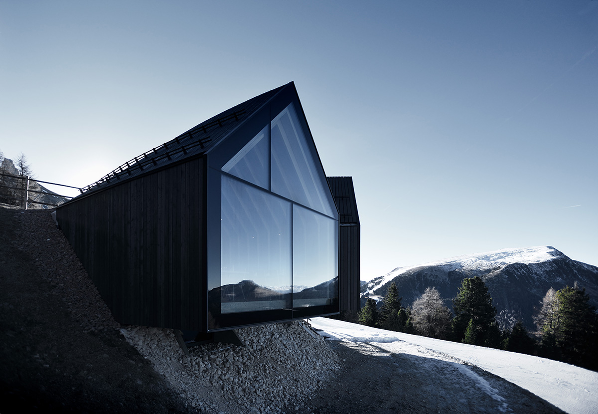 Peter Pichler Architecture completes Oberholz Mountain Hut in Italy