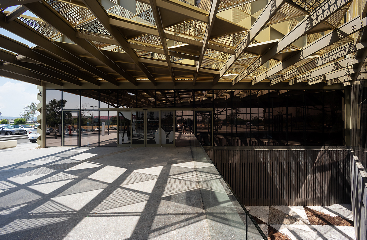 Enero Arquitectura creates second skin with metallic lattice for thermal comfort at Cordoba Hospital