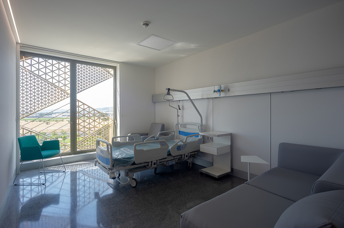 Enero Arquitectura creates second skin with metallic lattice for thermal comfort at Cordoba Hospital