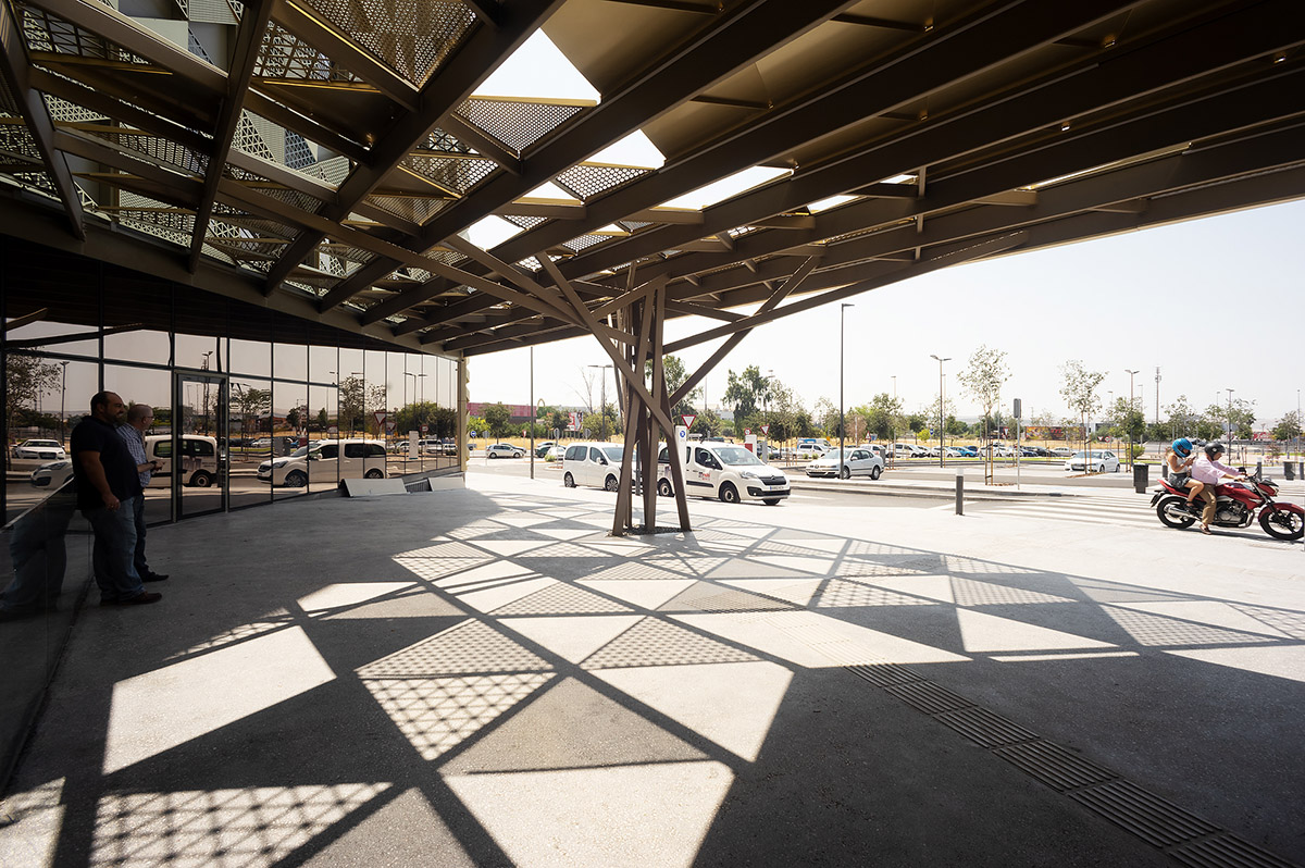 Enero Arquitectura creates second skin with metallic lattice for thermal comfort at Cordoba Hospital