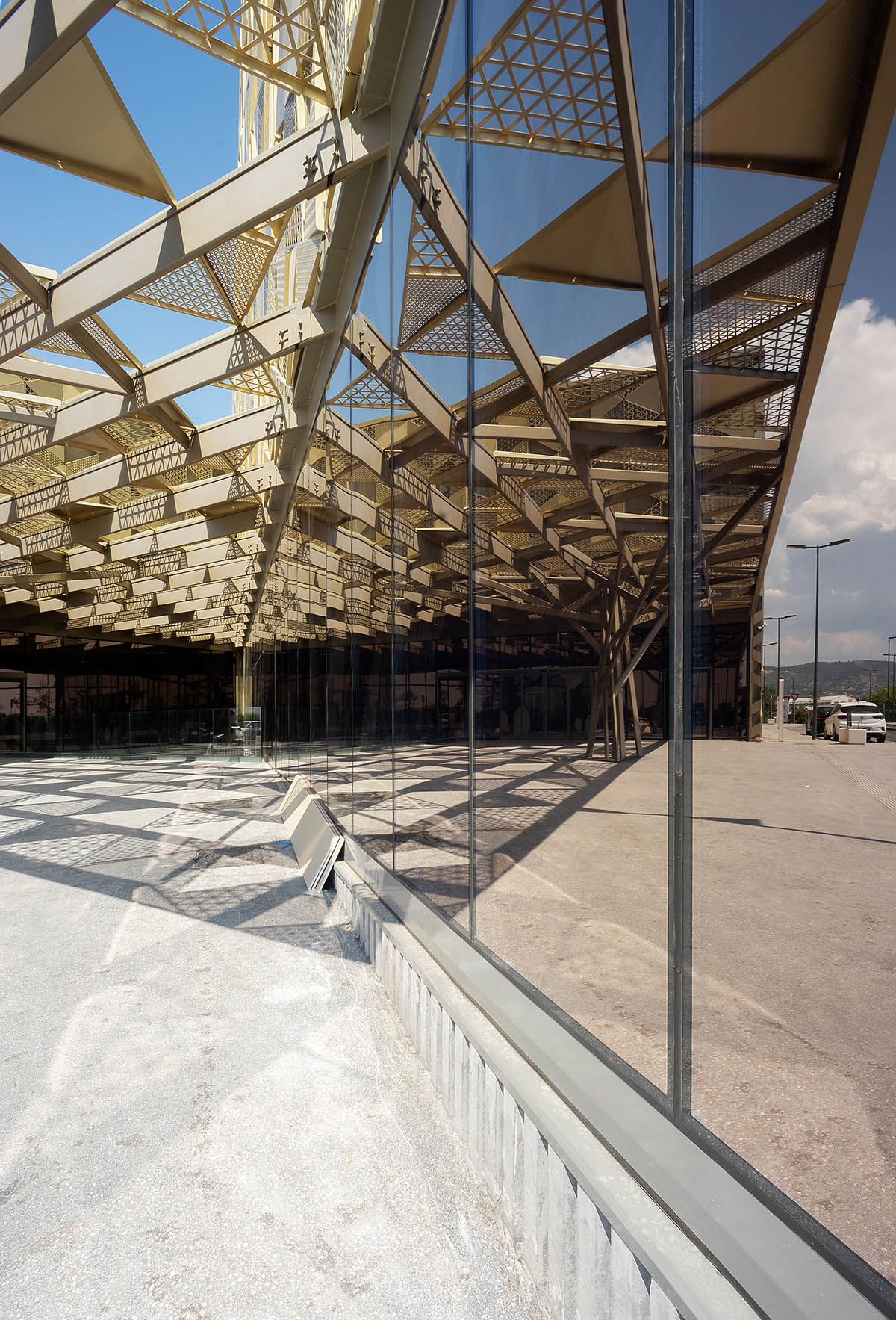 Enero Arquitectura creates second skin with metallic lattice for thermal comfort at Cordoba Hospital