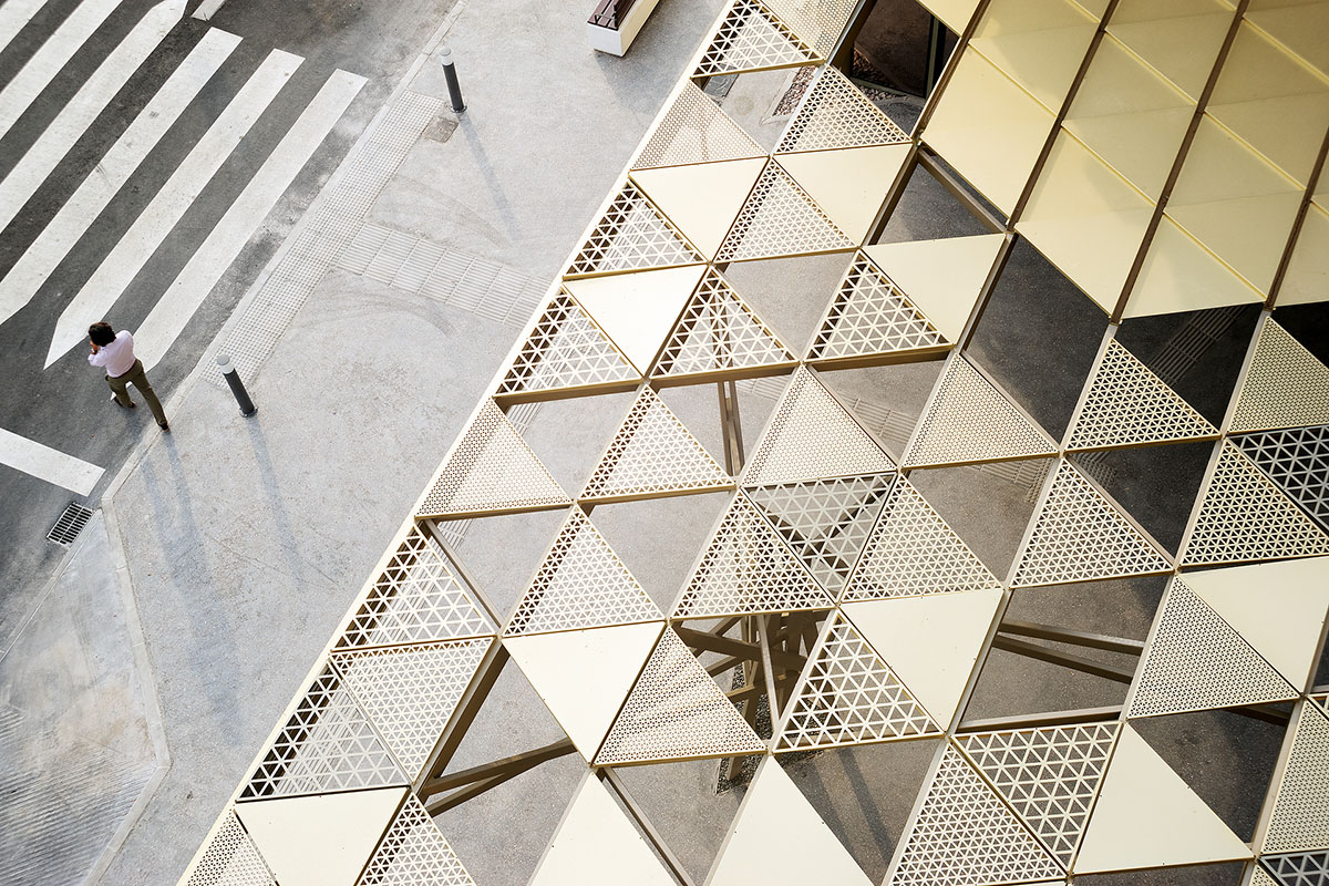 Enero Arquitectura creates second skin with metallic lattice for thermal comfort at Cordoba Hospital